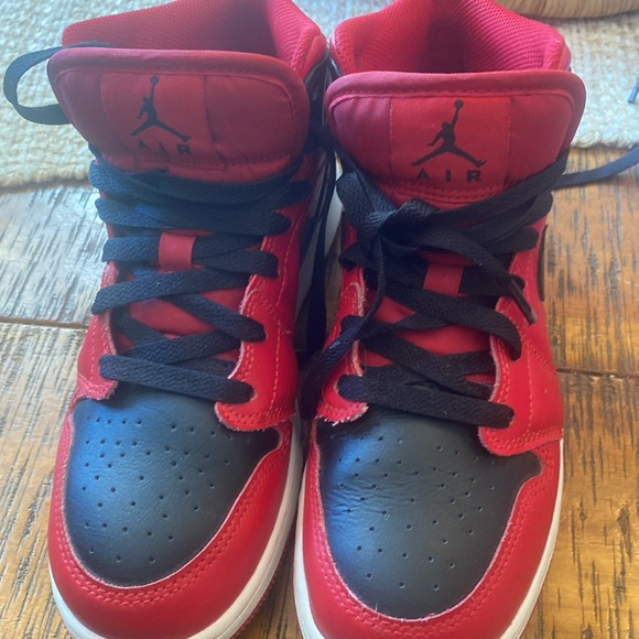 Two pairs air Jordans Jordan 1 Mid and Jordan 1 Low - Picture 2 of 7